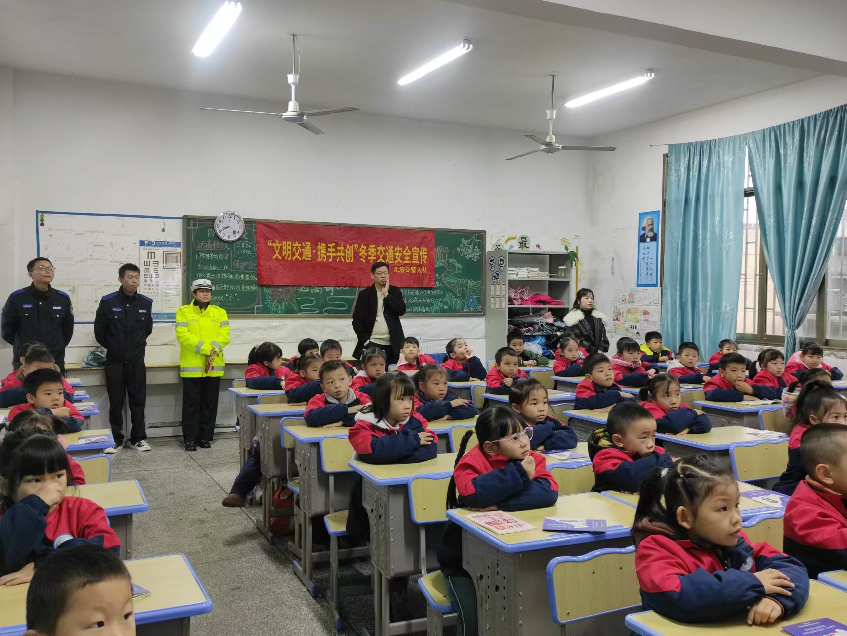 北塔小学开展“文明交通，携手共创”全国交通安全日