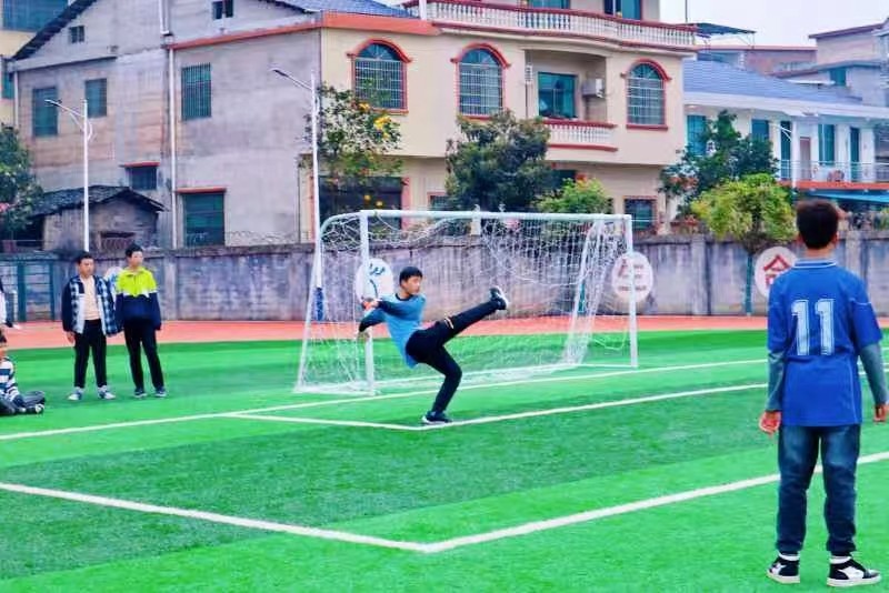 绿茵场上，激情飞扬