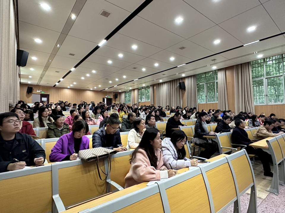 隆回二中邀请名师做专题讲座