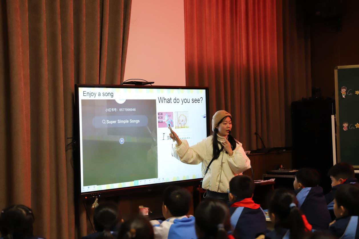 城区二小举行“国培计划（2024）”主题式校本研修“壹课堂”英语词汇课教学比赛