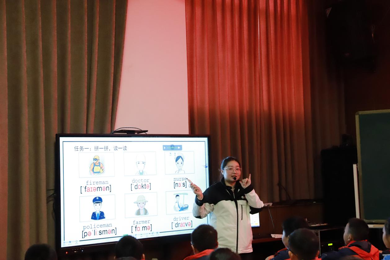 城区二小举行“国培计划（2024）”主题式校本研修“壹课堂”英语词汇课教学比赛