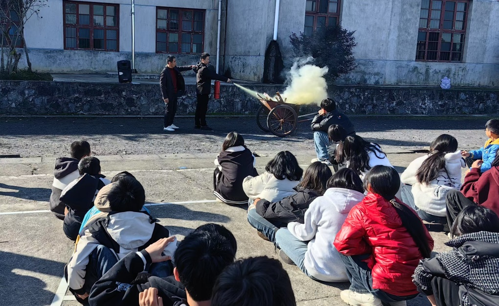 回龙寺镇军田中学消防宣传入校园暨消防演练