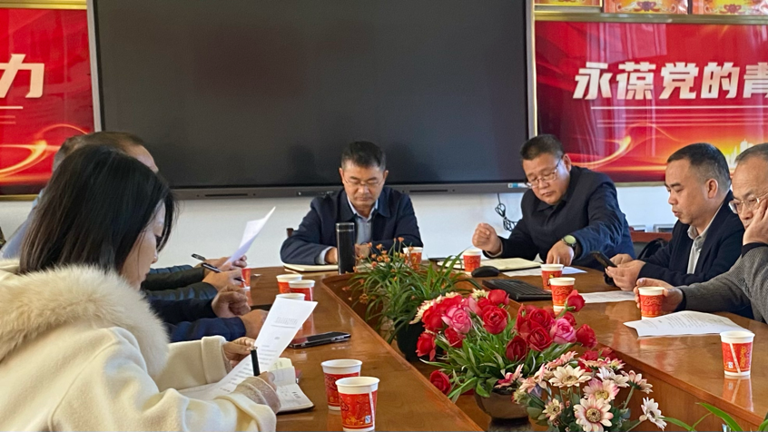 洞口县县委常委副县长张纲学来竹市镇中学检查指导食堂整改工作