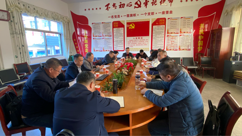 洞口县县委常委副县长张纲学来竹市镇中学检查指导食堂整改工作