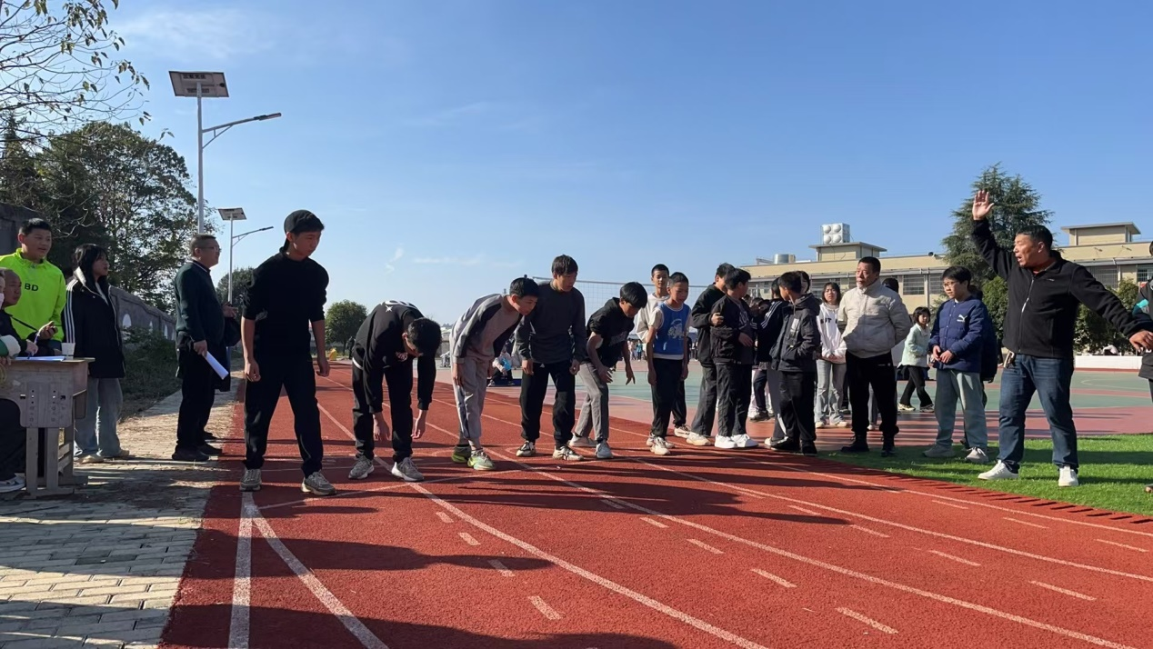 黄塘中心学校成功举办秋季田径运动会