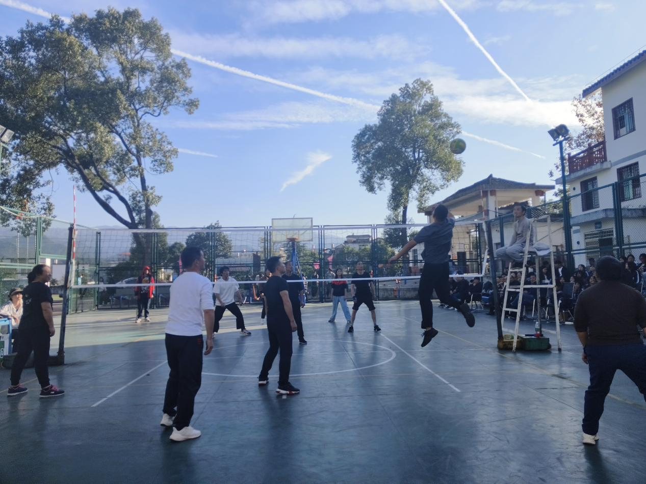 新宁县崀山镇窑市中学 举办教职工气排球比赛