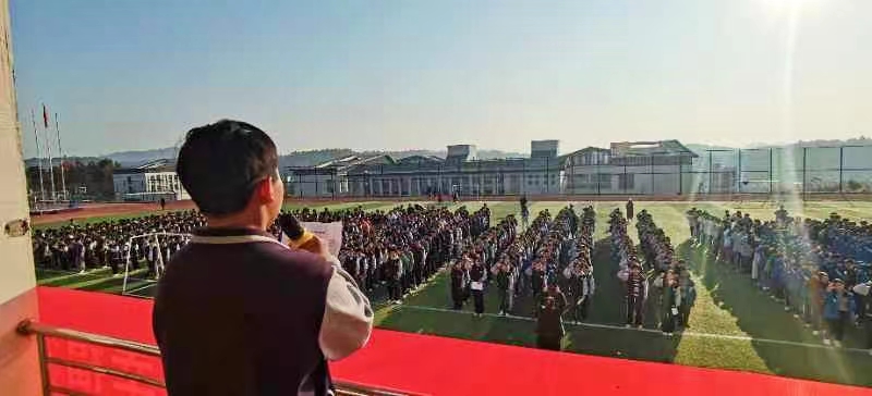 白仓镇芙蓉学校举行国旗下的讲话