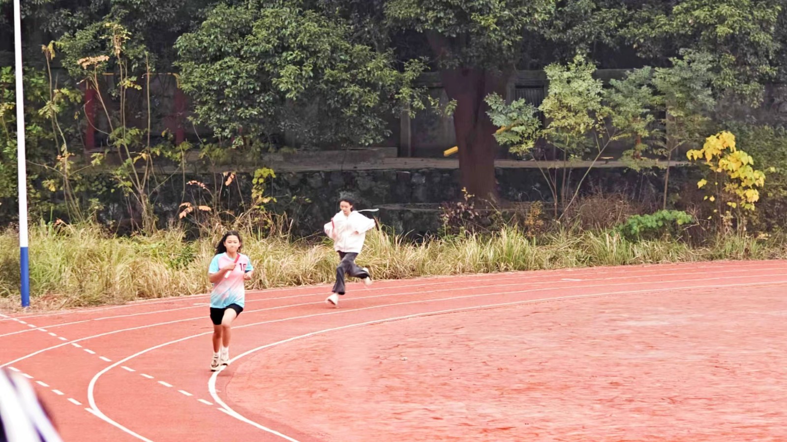 冬日暖阳青春盛，运动场上展英姿