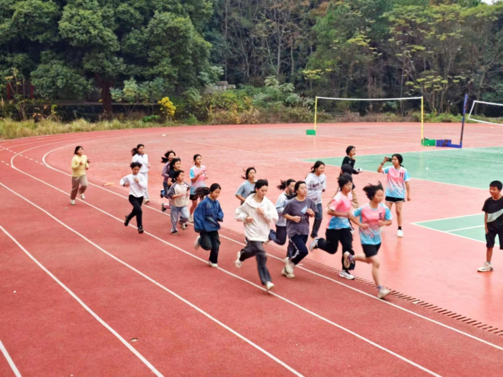 冬日暖阳青春盛，运动场上展英姿
