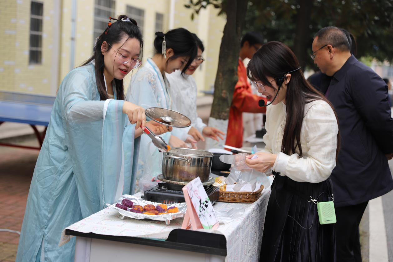 张克家名校长工作室赴杏园小学观摩“书香校园”成果展示