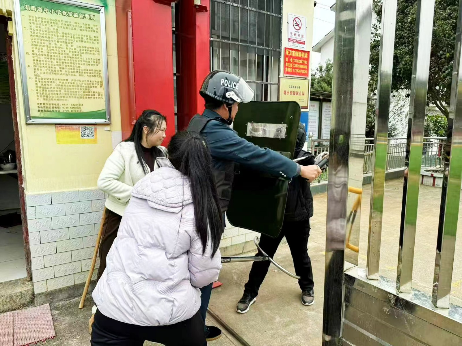 反恐防暴演练，筑牢安全防线