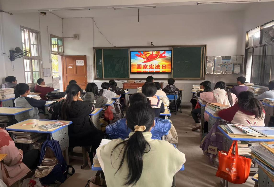 万塘中心学校开展学习宪法主题班会