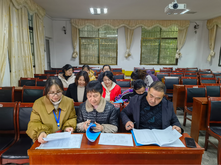 塘渡口镇第二完全小学开展校本研修集体备课