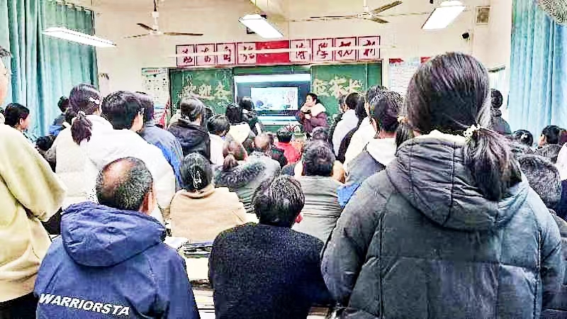 五峰铺镇青云中学举办家校沟通活动