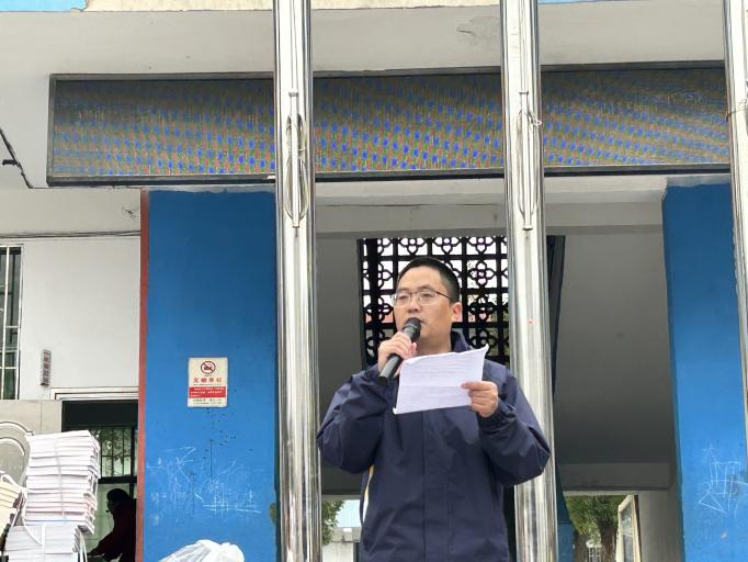 关爱留守学生，传递人间温情