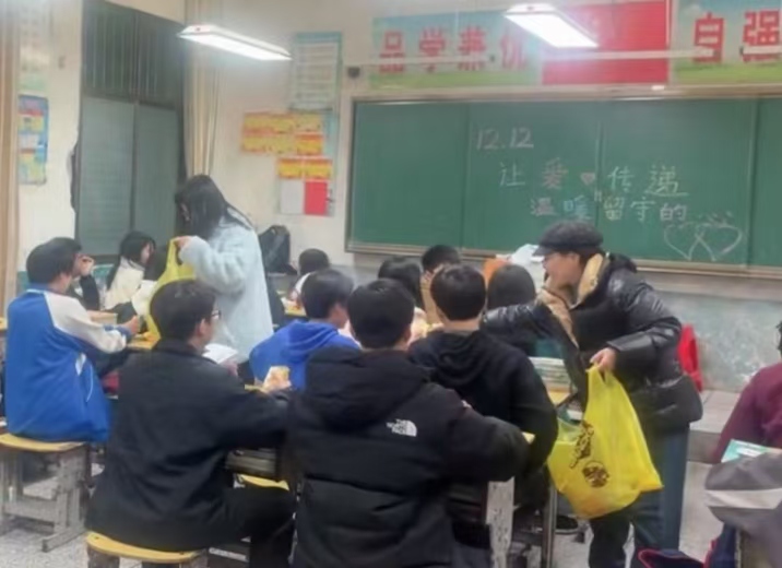 梽木山全体师生温情共度留守儿童日，共享电影之夜