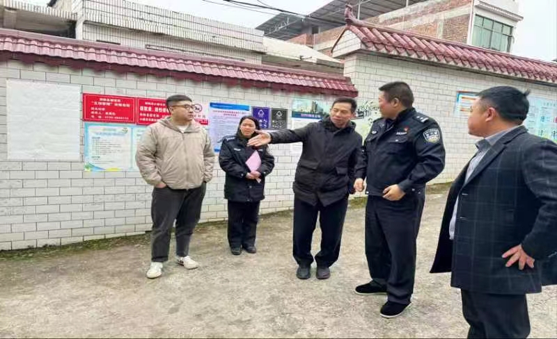 邵阳县公安局暗访小溪市镇中学安保工作