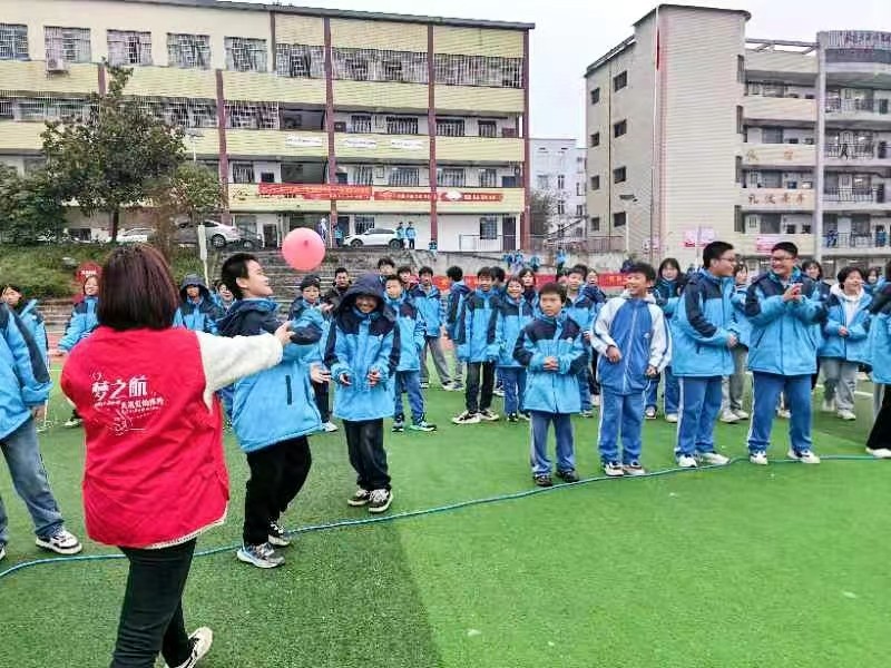 爱心相护  沐光而行：