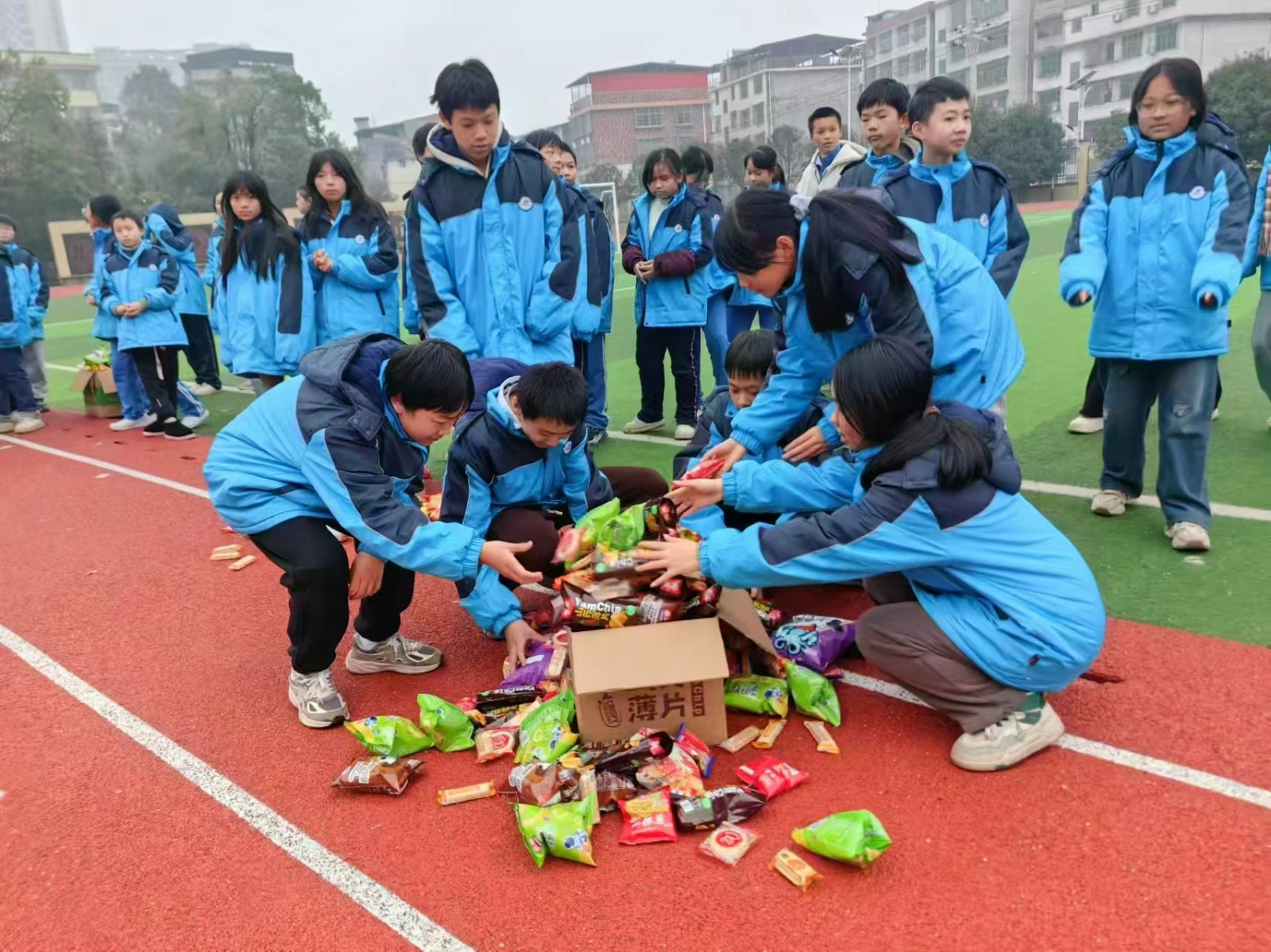 爱心相护  沐光而行：