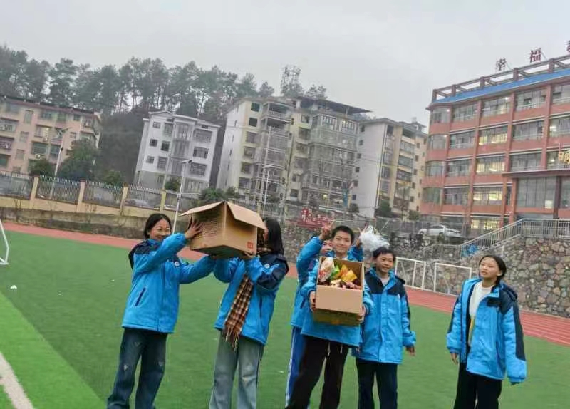 爱心相护  沐光而行：