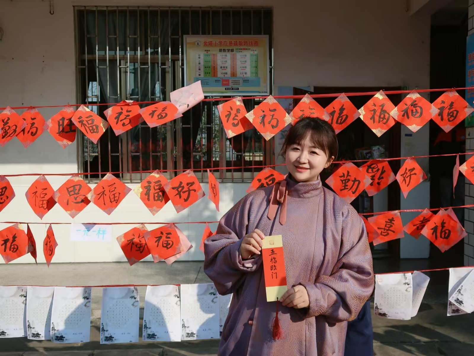 民族团结一家亲 爱心义卖暖人心