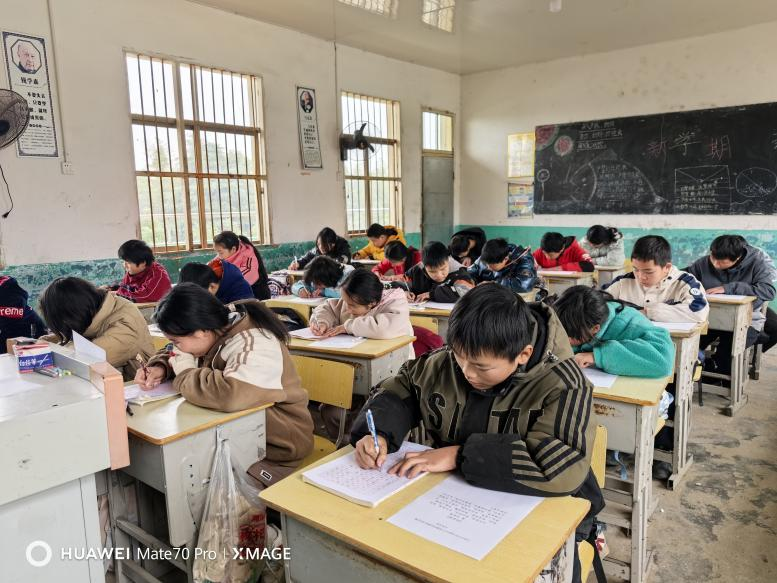 墨香沁校园，妙笔书青春