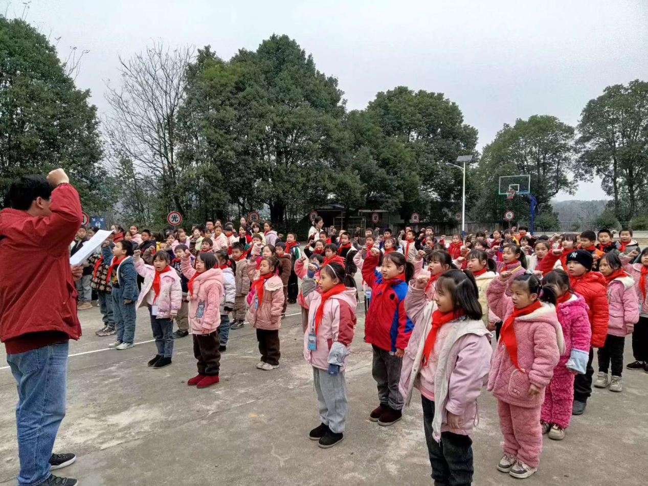 “红领巾爱祖国，争做新时代好少年”