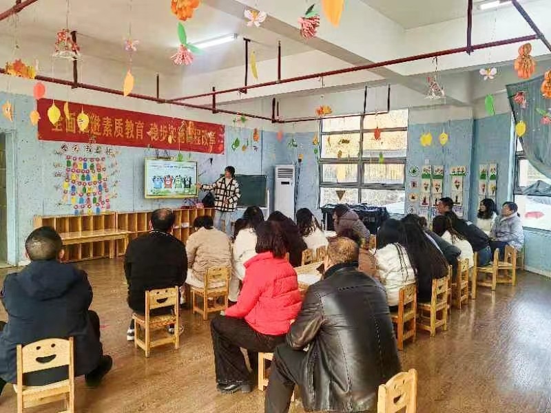 凝心聚力齐奋进，校本研修促成长