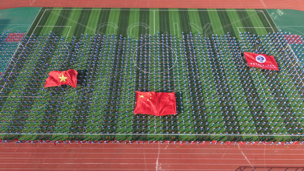 城区二小大课间展示：师生并肩，共绘“民族团结”绚烂画卷