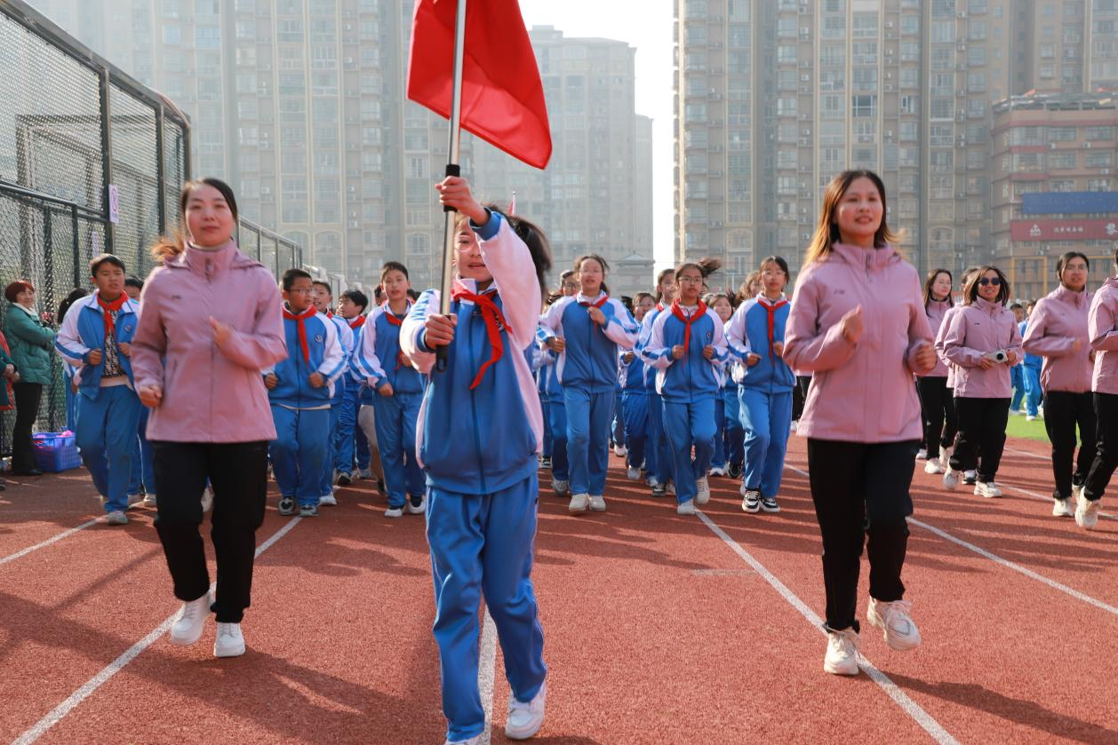 城区二小大课间展示：师生并肩，共绘“民族团结”绚烂画卷