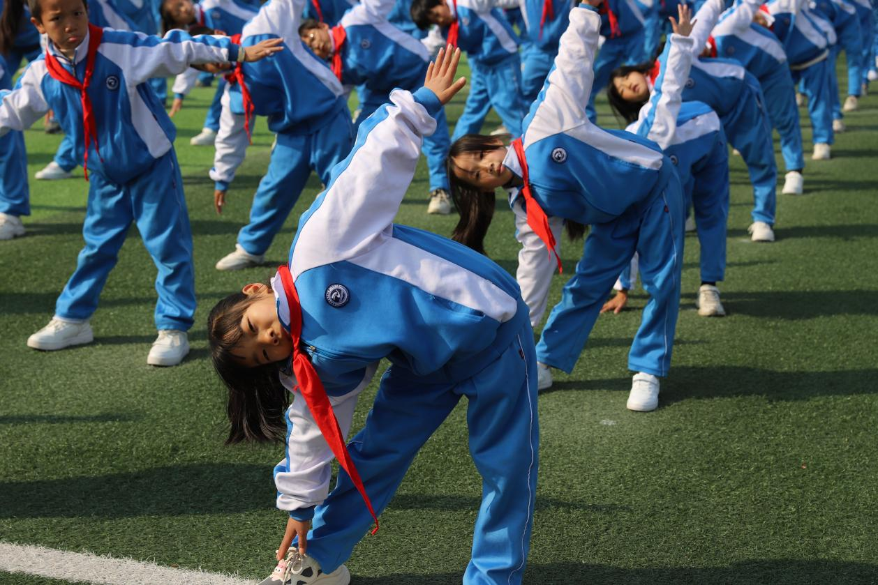 城区二小大课间展示：师生并肩，共绘“民族团结”绚烂画卷