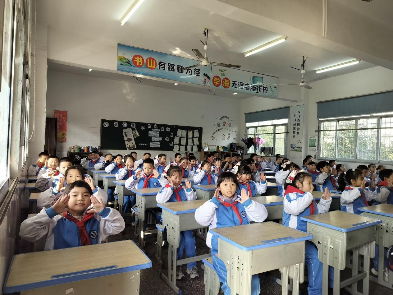 城区二小大课间展示：师生并肩，共绘“民族团结”绚烂画卷