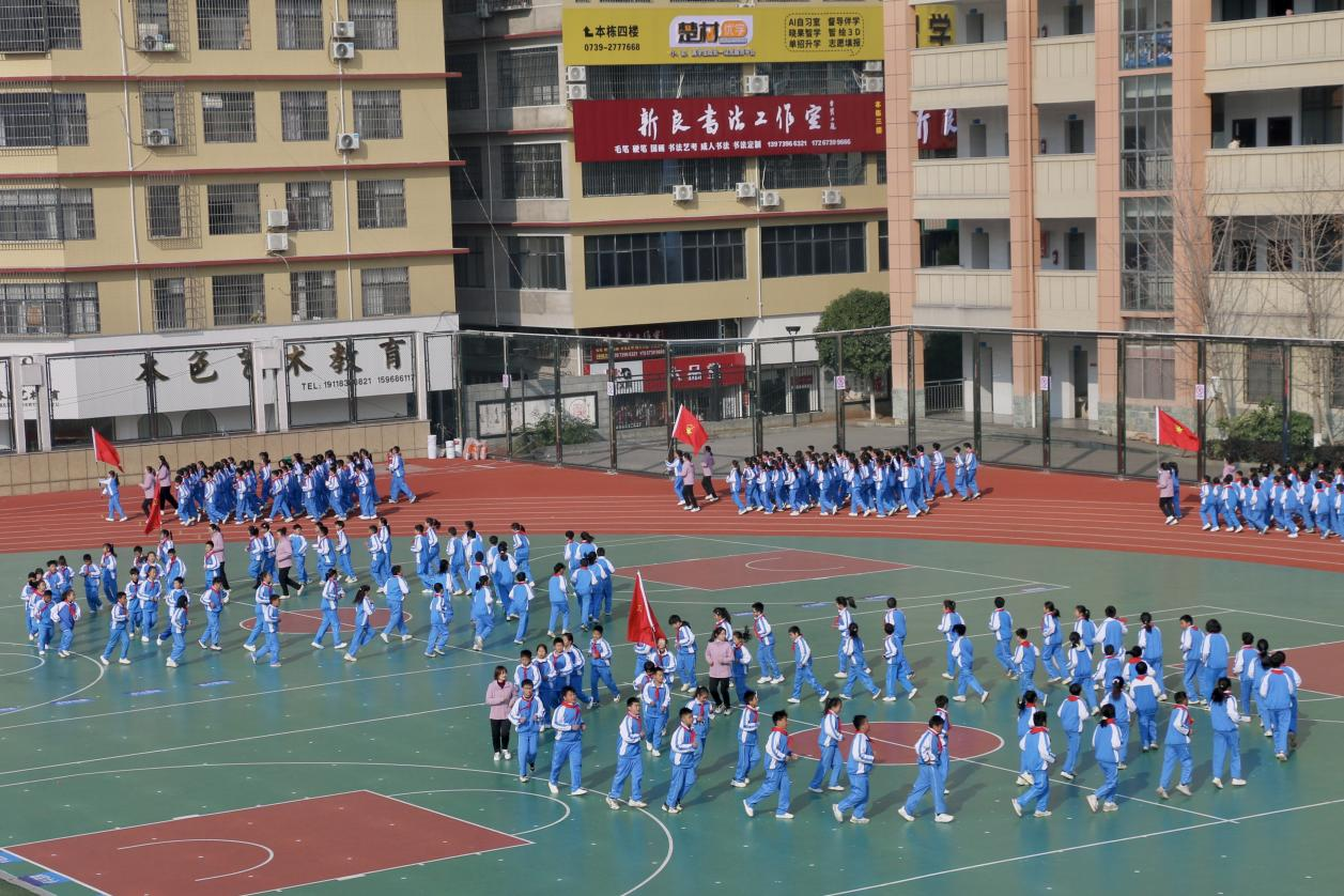 城区二小大课间展示：师生并肩，共绘“民族团结”绚烂画卷