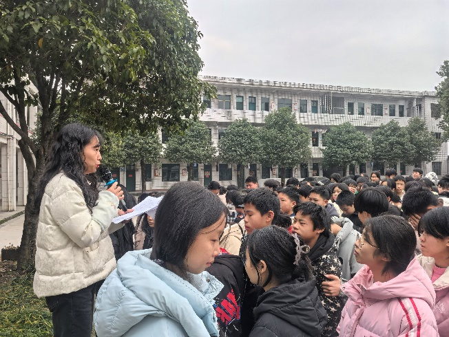 飞仙桥中学举办“传承红色基因，纪念伟人诞辰131周年”集会