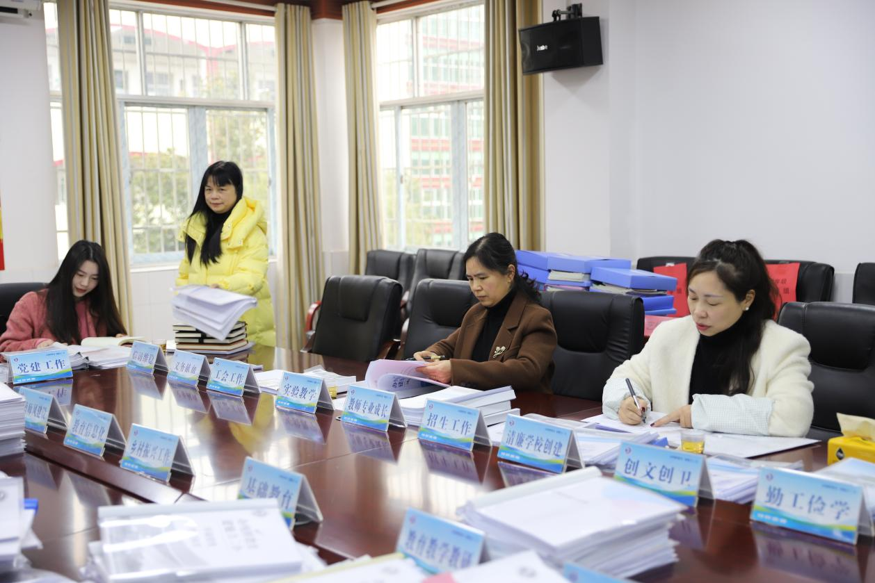 城区二小迎接宋家塘街道中心学校期末工作检查