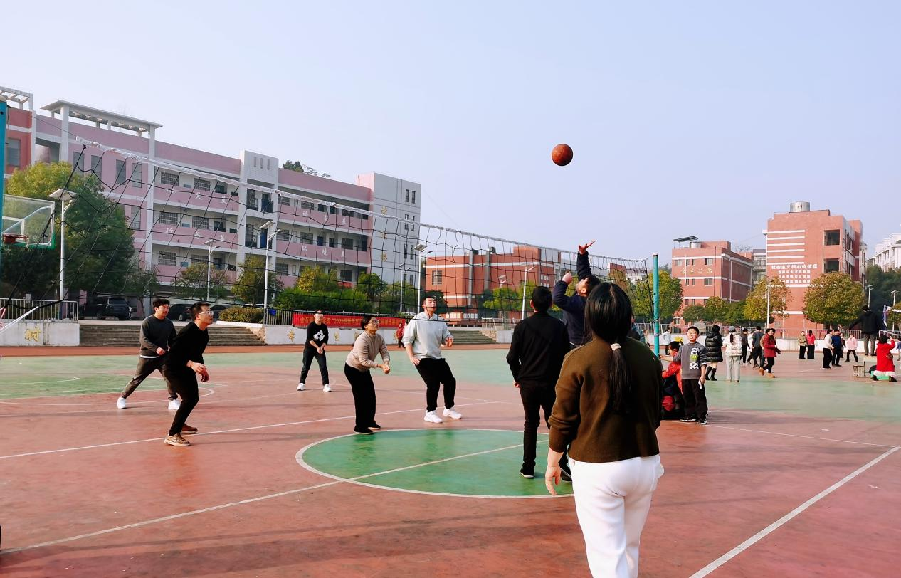 水头学校举行“迎新年 庆元旦” 教职工排球比赛