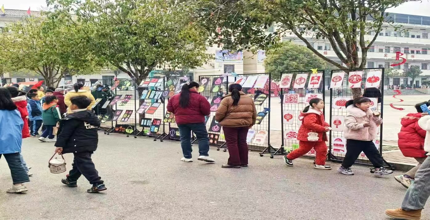 五峰铺镇中心完小庆“元旦”合唱比赛、课后服务书画展暨家长开放日活动圆满举行
