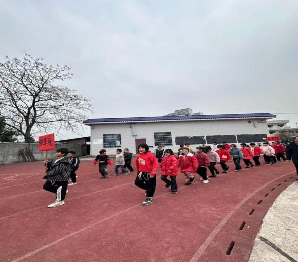 白马田中心小学 开展庆“元旦”体育运动会