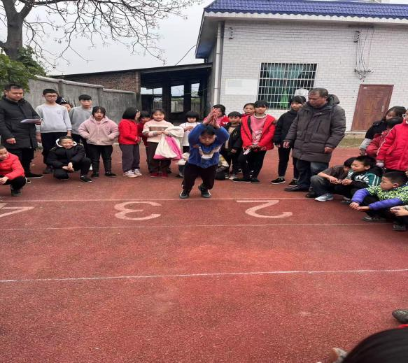 白马田中心小学 开展庆“元旦”体育运动会