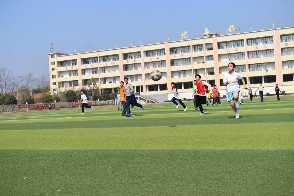 隆回县第二中学举办“阳光少年杯”班级足球赛