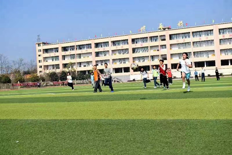 隆回县第二中学举办“阳光少年杯”班级足球赛