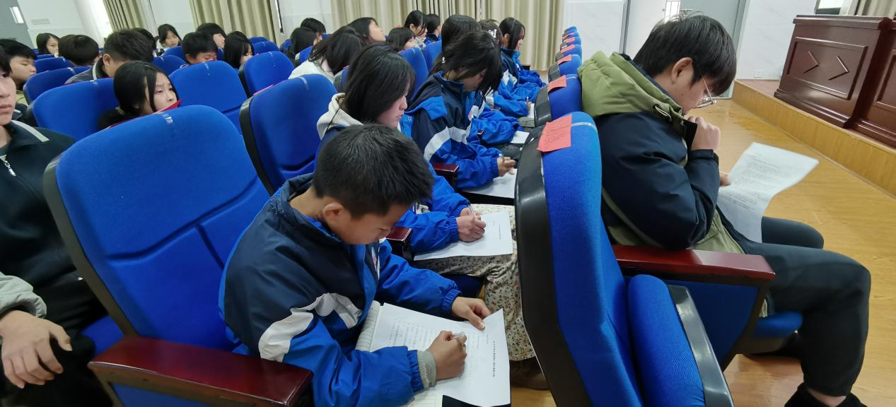 白仓镇芙蓉学校 开展“中学生如何树立正确的交友观”