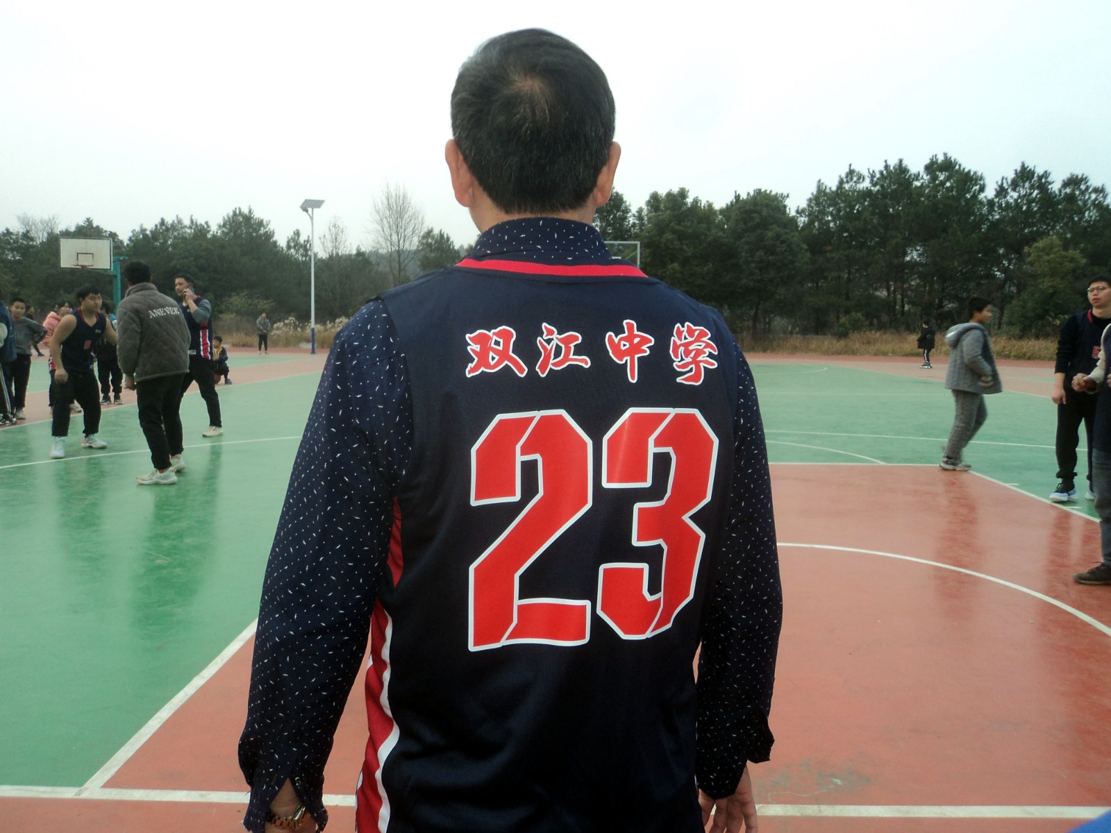 邵阳县籍省科技示范户赠送运动服助教慰老师