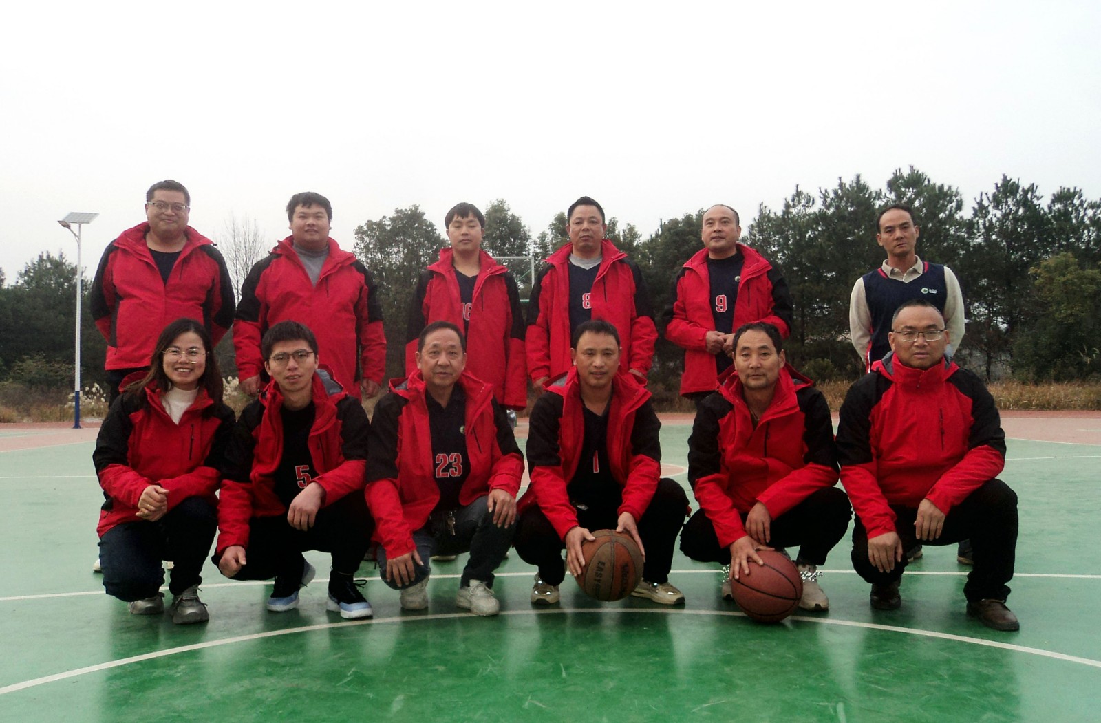 邵阳县籍省科技示范户赠送运动服助教慰老师