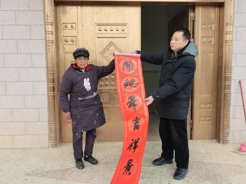隆回二中：墨香暖寒冬，春联寄深情