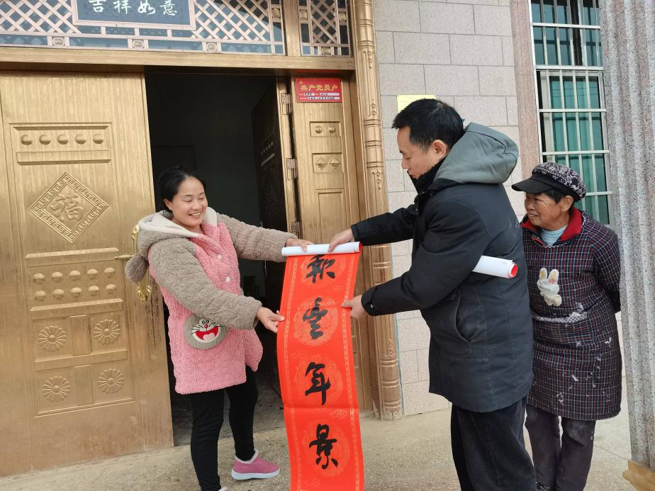 隆回二中：墨香暖寒冬，春联寄深情