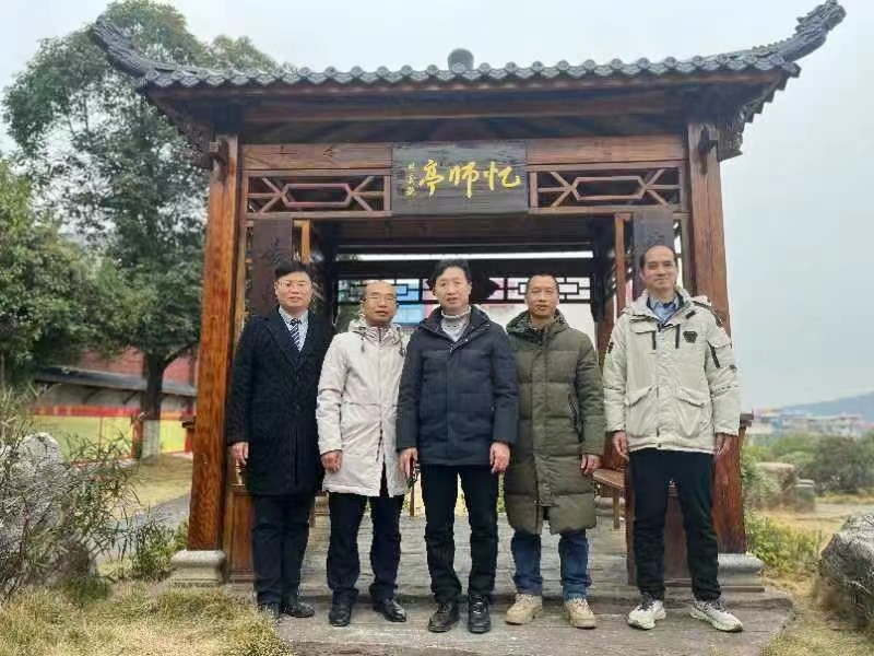 隆回二中：罗勇华校友回母校为师生传经