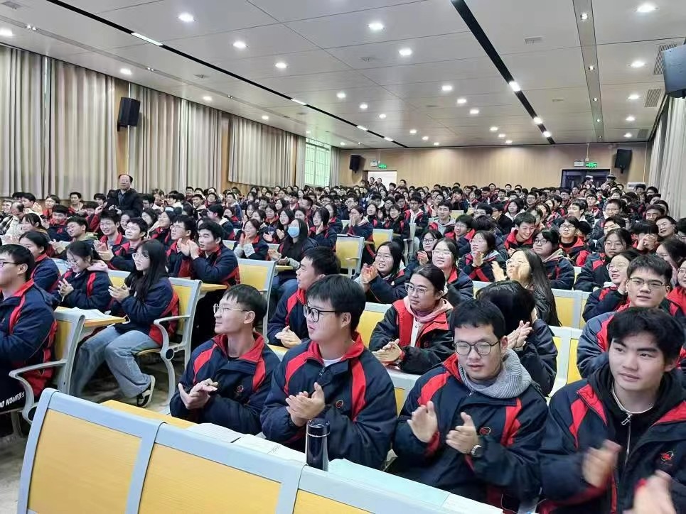 隆回二中：罗勇华校友回母校为师生传经