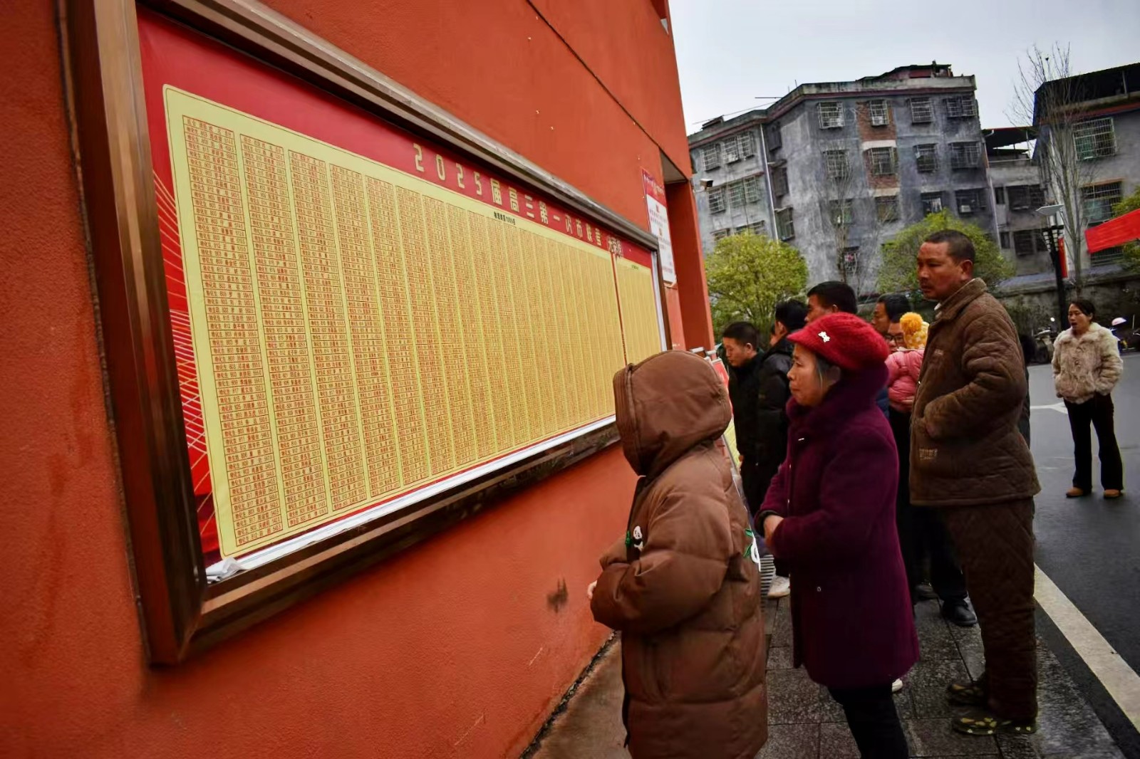 隆回二中1900多名家长为高三学子“打气”