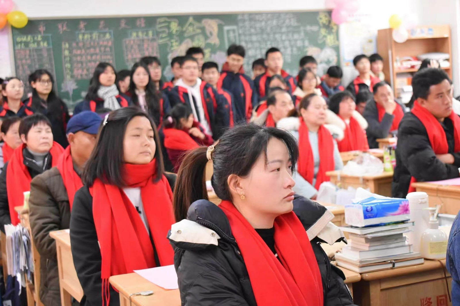 隆回二中1900多名家长为高三学子“打气”